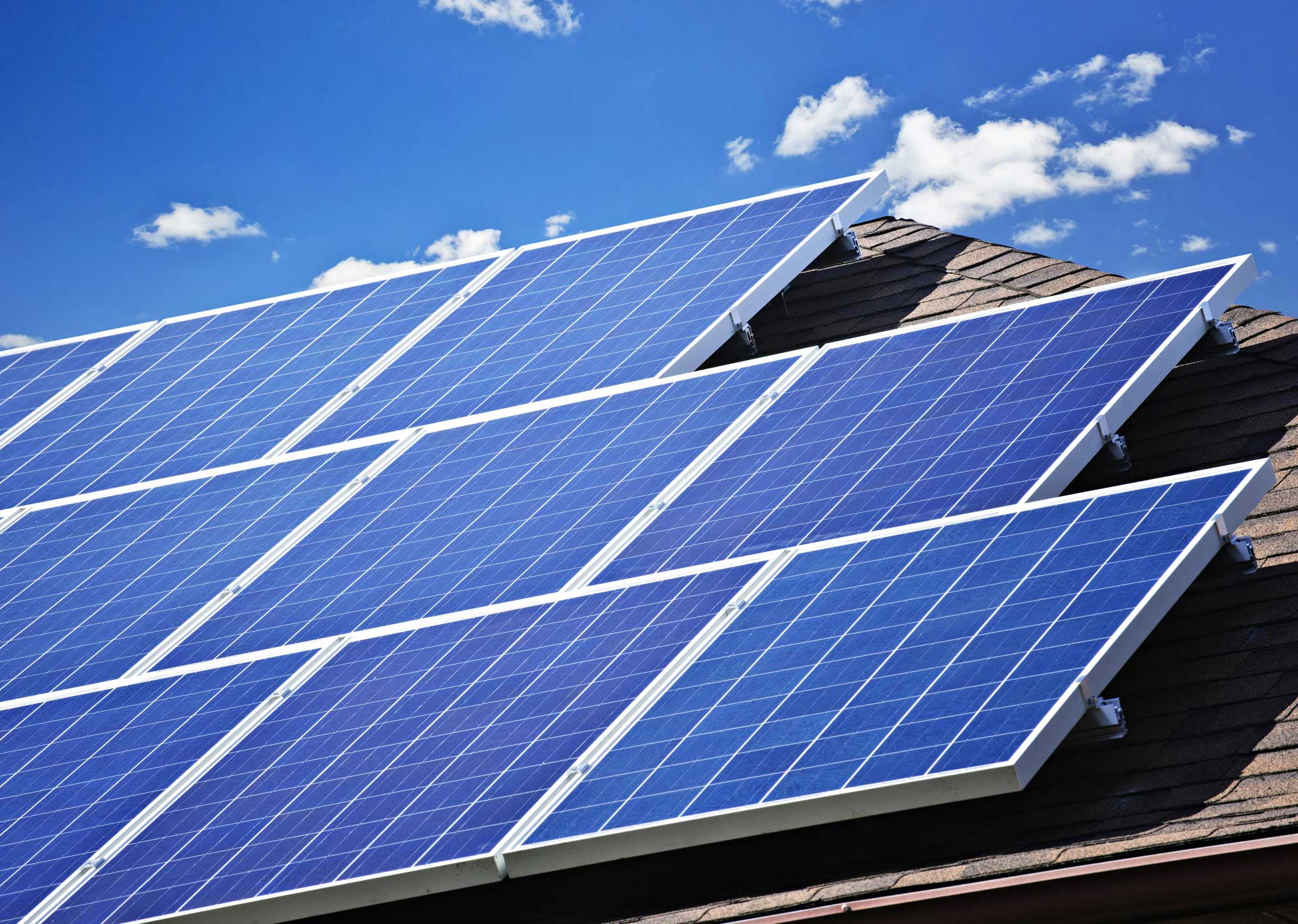 Panneaux solaires installés sur un toit contre un ciel bleu. Panneaux solaires installés sur un toit contre un ciel bleu.